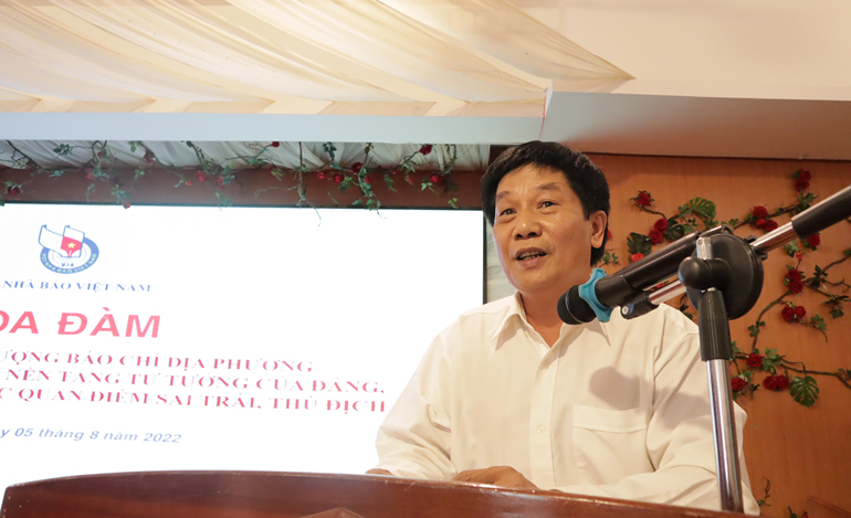 Đồng chí Lê Văn Toà - Chủ tịch Hội Nhà báo tỉnh Lâm Đồng chia sẻ kinh nghiệm tại buổi toạ đàm