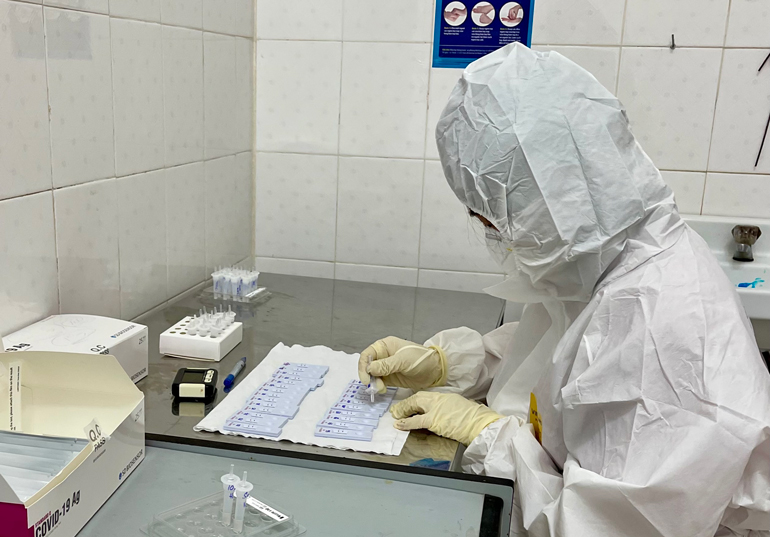 Kỹ thuật viên đang làm xét nghiệm nhanh SARS-CoV-2 tại Trung tâm Kiểm soát bệnh tật Lâm Đồng