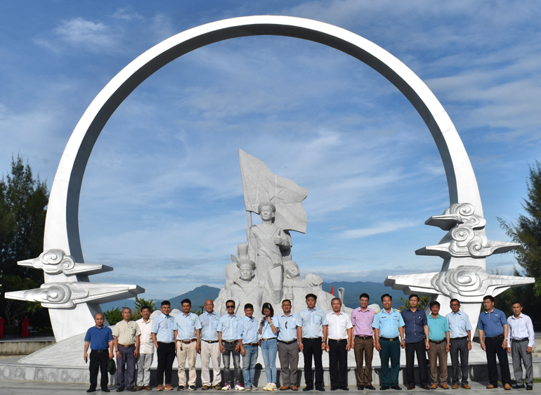 Đoàn Công tác tỉnh Lâm Đồng dâng hương tại Khu Tưởng niệm chiến sĩ Gạc Ma