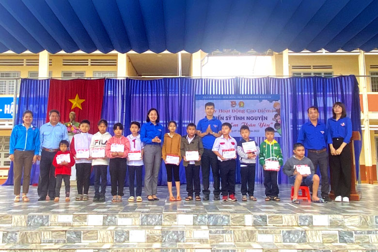 Thành Đoàn Bảo Lộc trao tặng học bổng tiếp sức đến trường cho các em học sinh có hoàn cảnh khó khăn