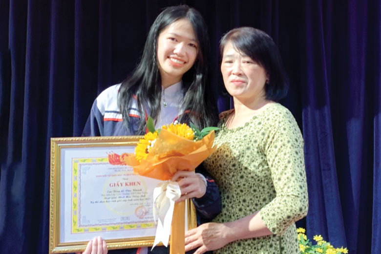 Tống Lê Vân Khánh và mẹ trong Lễ tuyên dương khen thưởng học sinh xuất sắc ngành Giáo dục Lâm Đồng năm học 2021-2022