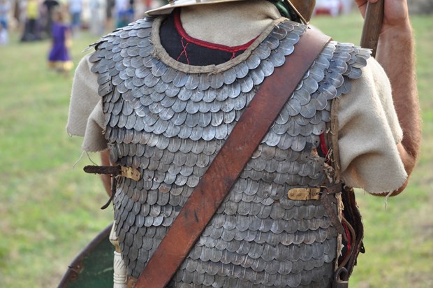 Áo giáp kiểu La Mã làm bằng thỏi đồng và một loại áo giáp khác được gọi là Lorica Ssquamata