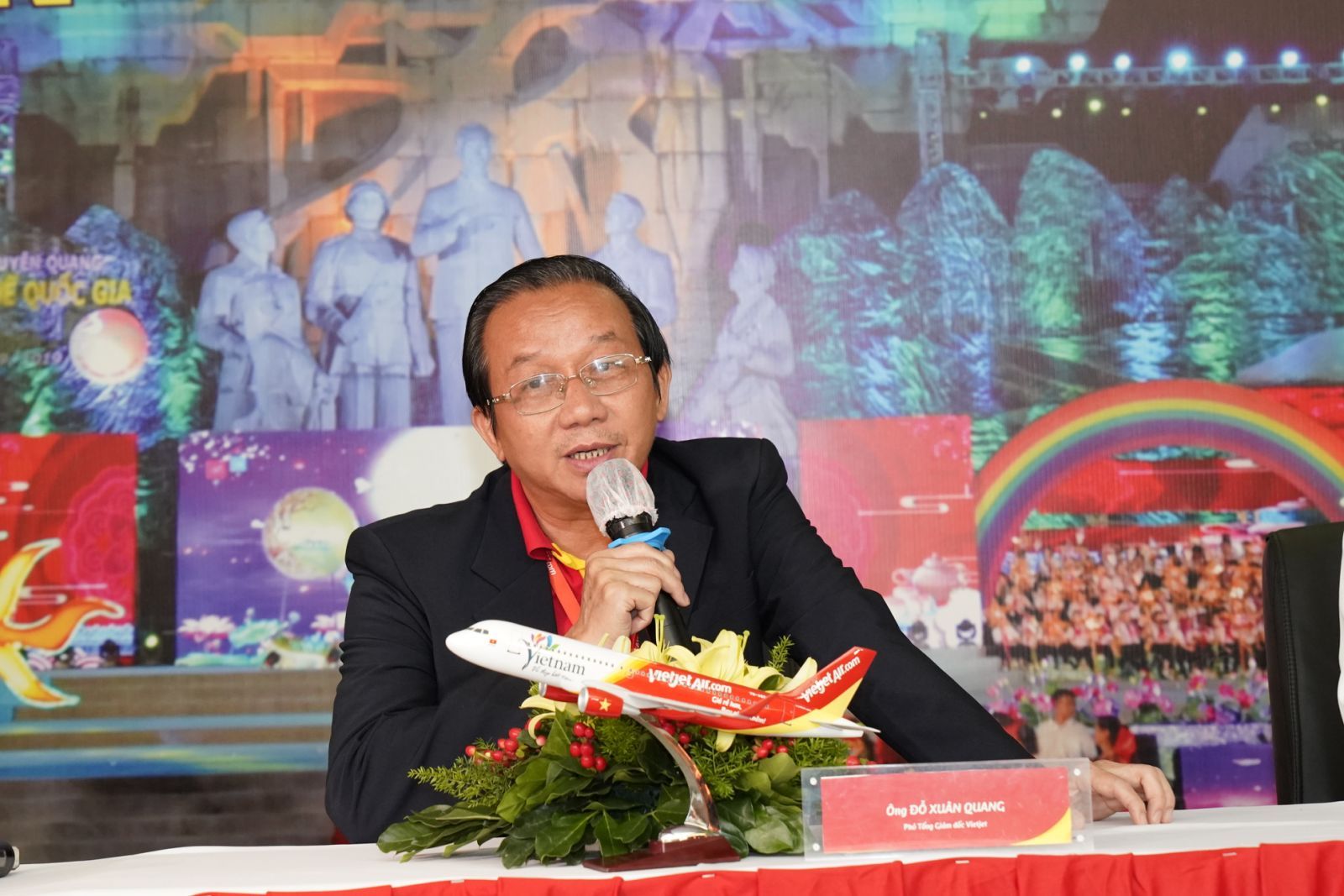 Ông Đỗ Xuân Quang - Phó Tổng Giám Đốc Vietjet giải đáp những câu hỏi từ khách mời