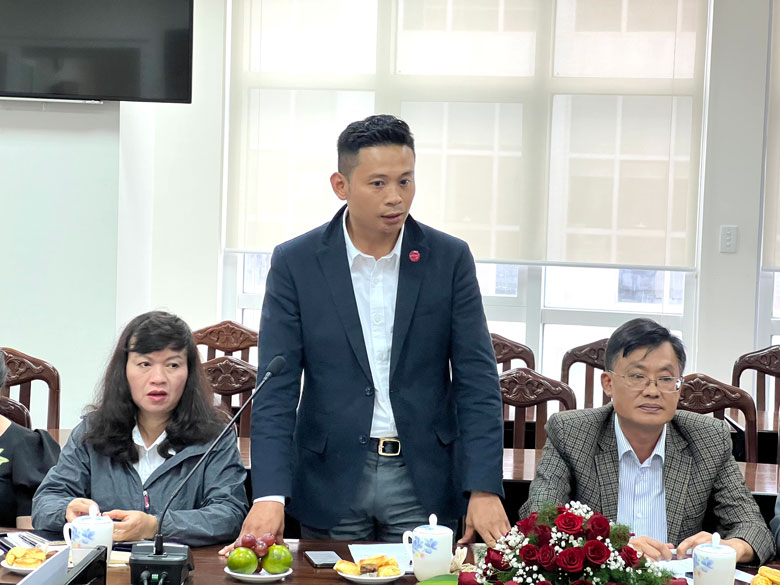 Ông Phùng Bá Thắng- Giám đốc Viettel Lâm Đồng nêu ý kiến của các doanh nghiệp viễn thông