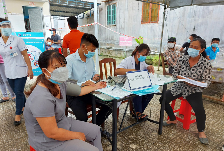 Cán bộ Trung tâm Y tế huyện Cát Tiên triển khai tiêm vắc xin phòng Covid-19 mũi 4 cho người dân