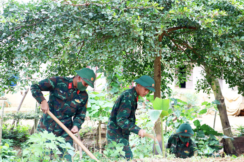 Cán bộ, chiến sĩ Học viện Lục quân tham gia cải tạo cảnh quan môi trường trên địa bàn xã Ninh Gia