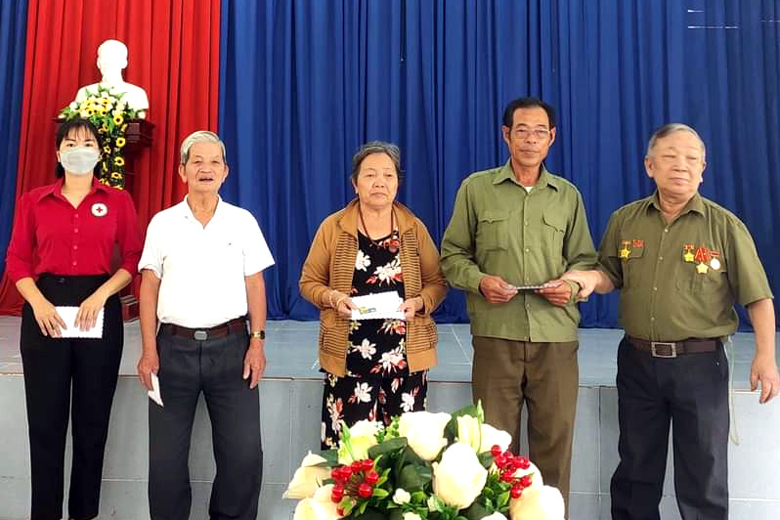 Đạ Huoai: Thăm, tặng quà nạn nhân chất độc da cam/dioxin