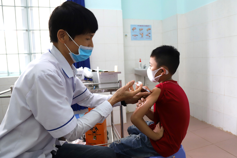 Nhân viên y tế túc trực tiêm vắc xin phòng Covid-19 cho người dân tại tất cả các điểm tiêm chủng trên địa bàn TP Bảo Lộc