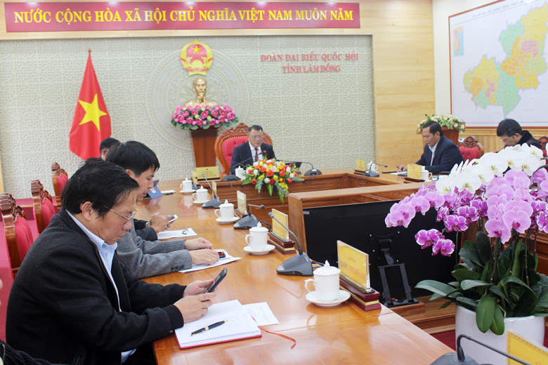 Các đại biểu tham dự chất vấn tại phiên họp thứ 14 Quốc hội khóa XV tại đầu cầu Lâm Đồng