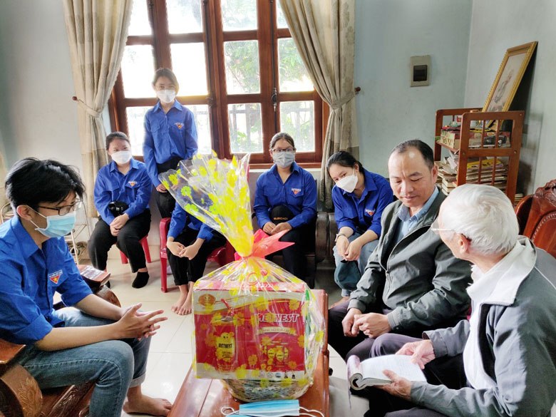 Đoàn Thanh niên xã Ka Đô tổ chức đi thăm hỏi và tặng quà cho các gia đình chính sách tiêu biểu trên địa bàn xã