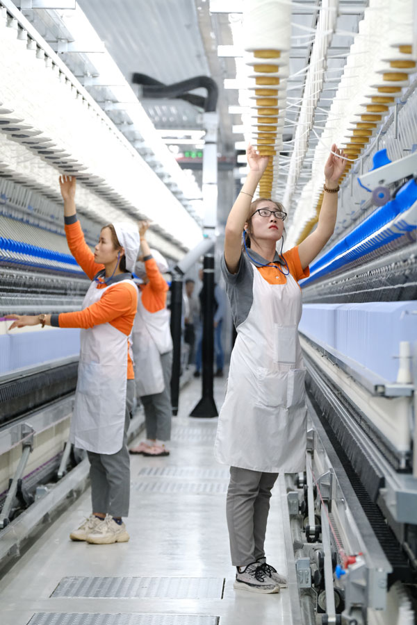 Công nhân làm việc tại Công ty Sợi lông cừu Đà Lạt. Đây là đơn vị có sản phẩm công nghiệp tăng mạnh so với cùng kỳ