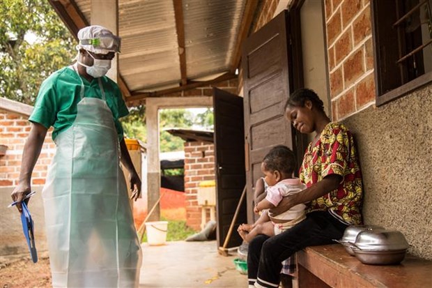 Nhân viên y tế điều trị cho trẻ em mắc bệnh đậu mùa khỉ ở Zomea Kaka, Cộng hòa Trung Phi