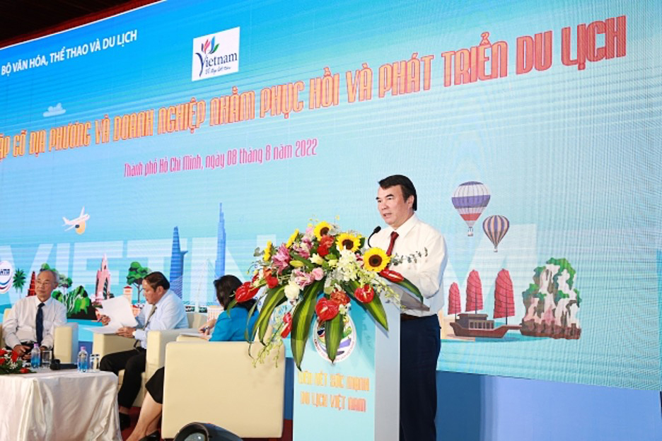 Phó Chủ tịch UBND tỉnh Lâm Đồng Phạm S tham luận về hiện trạng và định hướng phát triển du lịch địa phương