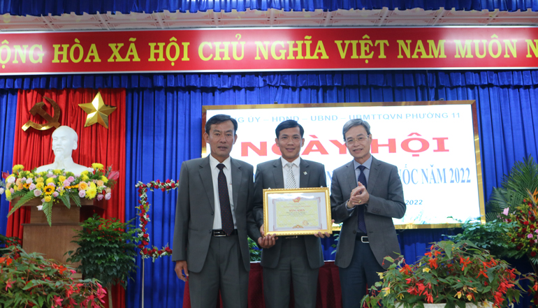 Trao tặng bằng khen của Chủ tịch UBND tỉnh Lâm Đồng cho Nhân dân và cán bộ Phường 11