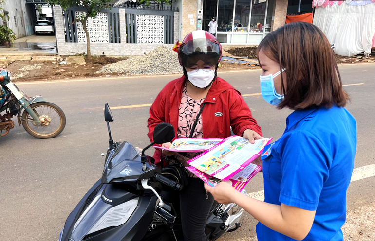 Đoàn viên, thanh niên TP Bảo Lộc tuyên truyền công tác tiêm vắc xin phòng Covid-19 tới người dân