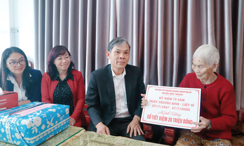 Chủ tịch UBND huyện Đức Trọng Nguyễn Văn Cường thăm, tặng sổ tiết kiệm cho Mẹ Việt Nam Anh hùng Thái Thị Tương