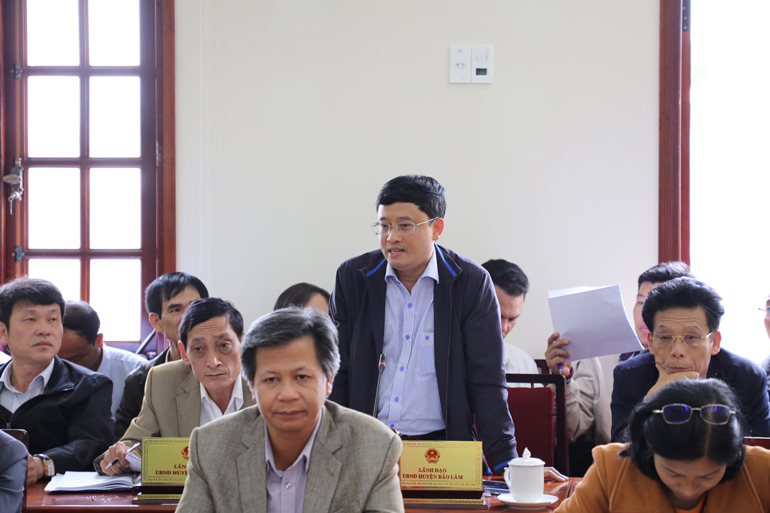 Lãnh đạo UBND huyện Bảo Lâm báo cáo về công tác quản lý, bảo vệ rừng trên địa bàn huyện