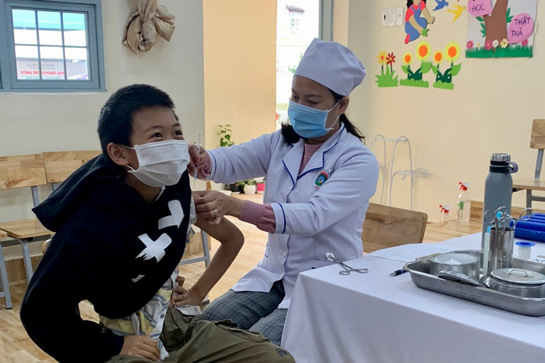 Tiêm vắc xin phòng Covid-19 cho trẻ em tại TP Đà Lạt