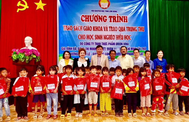 Đam Rông: Trao tặng sách giáo khoa và quà trung thu cho học sinh nghèo hiếu học