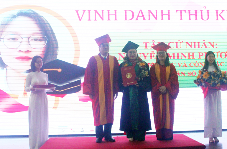 TS. Lê Minh Chiến - Hiệu trưởng Trường Đại học Đà Lạt trao bằng tốt nghiệp cho thủ khoa đầu tiên ngành Dân số và phát triển