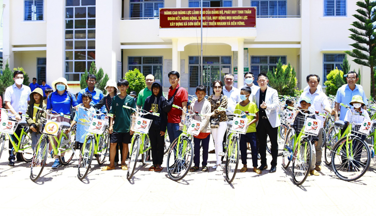 Các đơn vị tặng xe đạp  cho các em học sinh có hoàn cảnh khó khăn vươn lên học giỏi trên địa bàn xã Sơn Điền