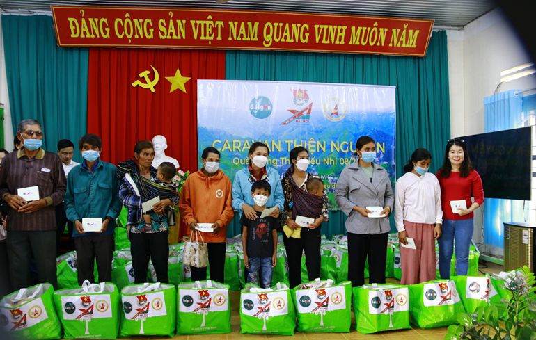 Tặng quà cho các hộ khó khăn của xã Bảo Thuận