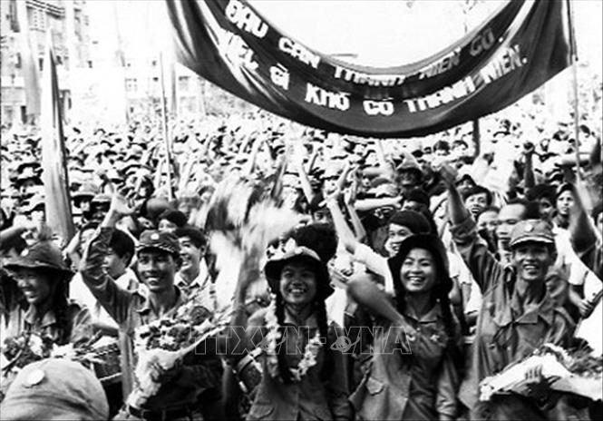 Thanh niên miền Bắc sôi nổi hưởng ứng phong trào Ba sẵn sàng (1969). Ảnh: Tư liệu 