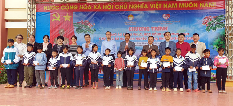 Hội Khuyến học tỉnh tổ chức các hoạt động giúp học sinh nghèo vùng đồng bào dân tộc thiểu số
