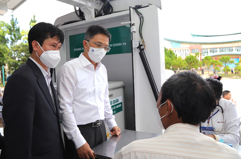 Phó Chủ tịch UBND tỉnh Lâm Đồng Đặng Trí Dũng kiểm tra quá trình tiêm vắc xin phòng Covid-19 tại lễ phát động