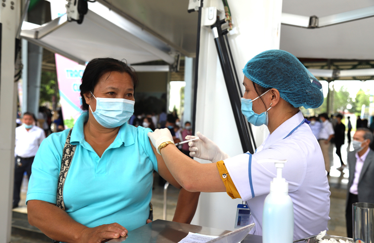 Người lao động TP Bảo Lộc đến tiêm vắc xin phòng Covid-19