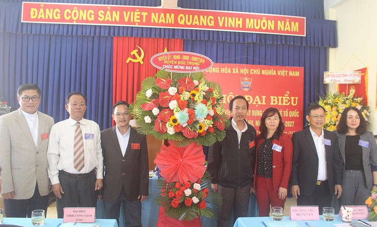Huyện ủy- HĐND – UBND- Ủy ban MTTQ Việt Nam huyện Đức Trọng, tặng hoa chúc mừng Đại hội