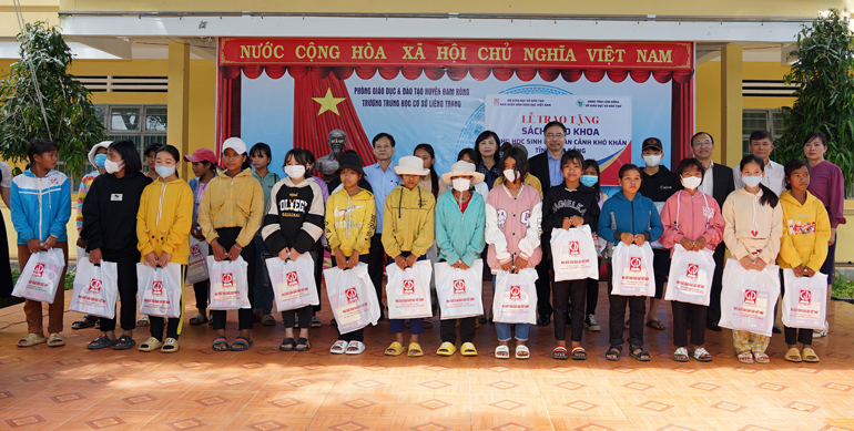 Trao tặng sách giáo khoa cho học sinh huyện Đam Rông