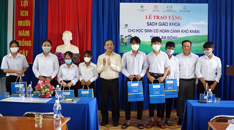Trao tặng sách giáo khoa cho học sinh Trường THPT Tân  Hà, huyện Lâm Hà