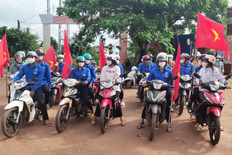 Đoàn viên, thanh niên huyện Di Linh tham gia tuyên truyền việc tiêm vắc xin phòng, chống Covid-19