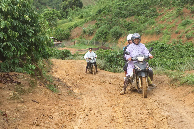 Cán bộ y tế huyện Đam Rông đưa vắc xin vào tiêm chủng cho người dân ở các tiểu khu vùng sâu thuộc xã Liêng Sronh, huyện Đam Rông