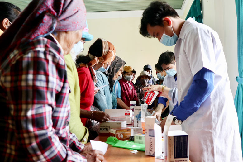 Báo Sài Gòn Giải Phóng phối hợp với Bệnh viện Đa khoa Lâm Đồng tổ chức khám bệnh, cấp thuốc miễn phí cho đồng bào xã Đa Nhim (huyện Lạc Dương) trong tháng 7/2022 