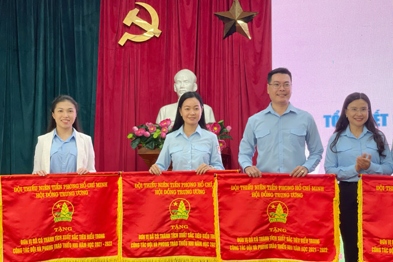 Hội đồng Đội tỉnh Lâm Đồng vinh dự nhận Bằng khen của Trung ương Đoàn và Cờ thi đua của Hội đồng Đội Trung ương