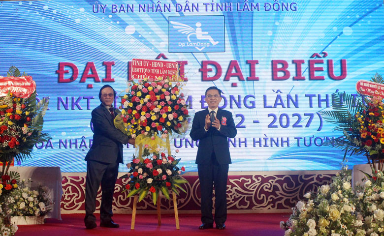 Đồng chí Đặng Trí Dũng – Chủ tịch UBND tỉnh, tặng hoa chúc mừng Đại hội