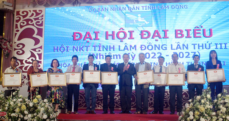Đồng chí Đường Anh Ngữ  - Phó Chủ tịch Ủy ban MTTQ Việt Nam tỉnh trao bằng khen cho các tập thể, cá nhân