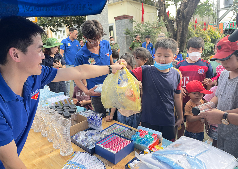 Các em học sinh của xã Phước Lộc tham gia đổi rác thải nhựa lấy quà