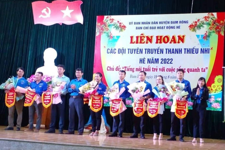 Anh Ndu Ha Biên - Phó Bí thư Tỉnh Đoàn trao giải cho các đội thi