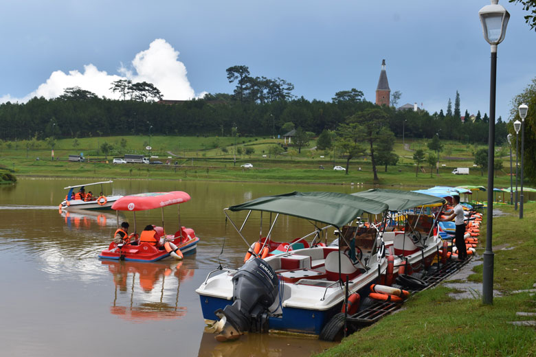 Nhiều thuyền nhỏ gắn động cơ hoạt động du lịch trái phép trên mặt hồ Xuân Hương 
