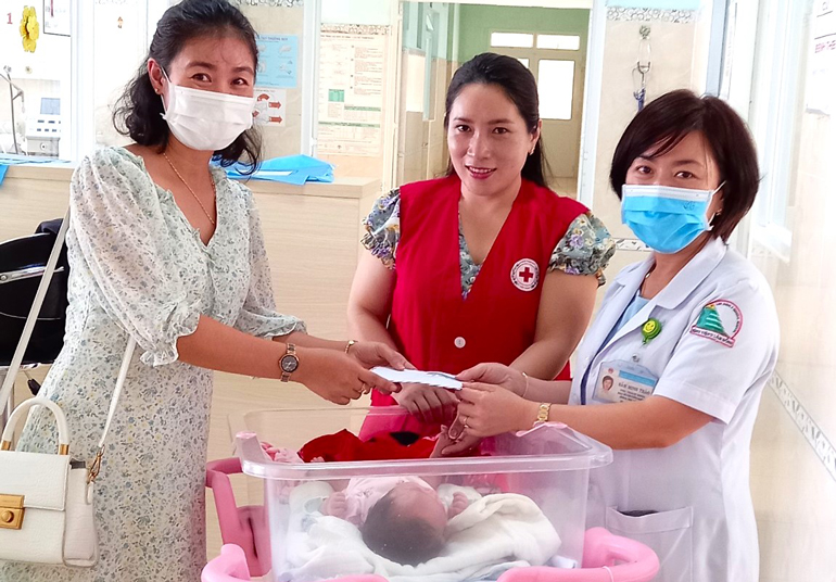 Hội Chữ thập đỏ TP Bảo Lộc cùng các nhà hảo tâm thường xuyên tới Bệnh viện II Lâm Đồng thăm hỏi và trao kinh phí hỗ trợ cho bé