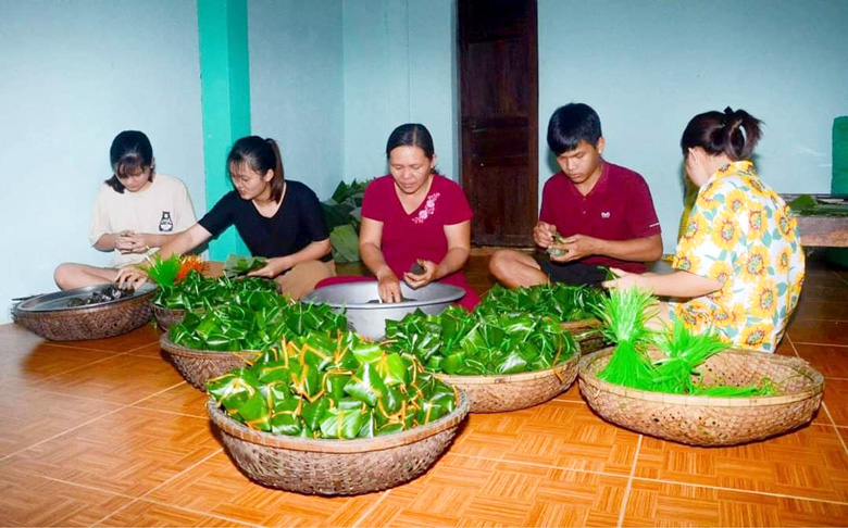 Nghề làm bánh ít lá gai đã thành thương hiệu của thôn Đại Hào