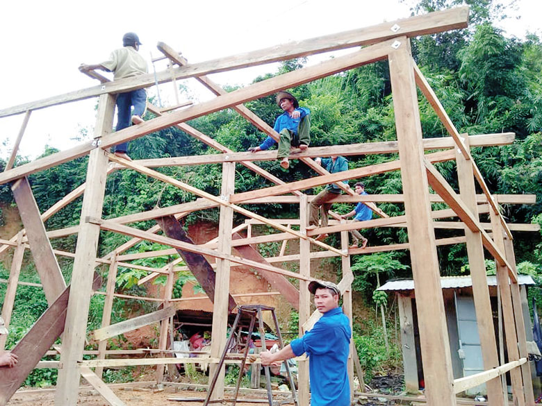 Đoàn viên, thanh niên xã Đạ R’sal tham gia Mô hình Hỗ trợ sửa chữa nhà ở cho người dân tại thôn Phi Jut