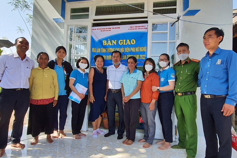 Hội LHPN huyện Đơn Dương phối hợp trao tặng mái ấm tình thương cho hội viên phụ nữ nghèo