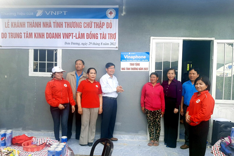 Chữ thập đỏ tỉnh phối hợp với Trung tâm Kinh doanh VNPT Lâm Đồng bàn giao nhà tình thương tại huyện Đơn Dương