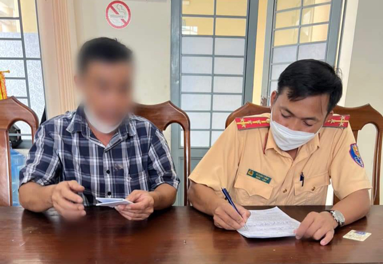 Công an huyện Đạ Tẻh lập biên bản xử phạt các trường hợp vi phạm thông qua hệ thống camera giám sát