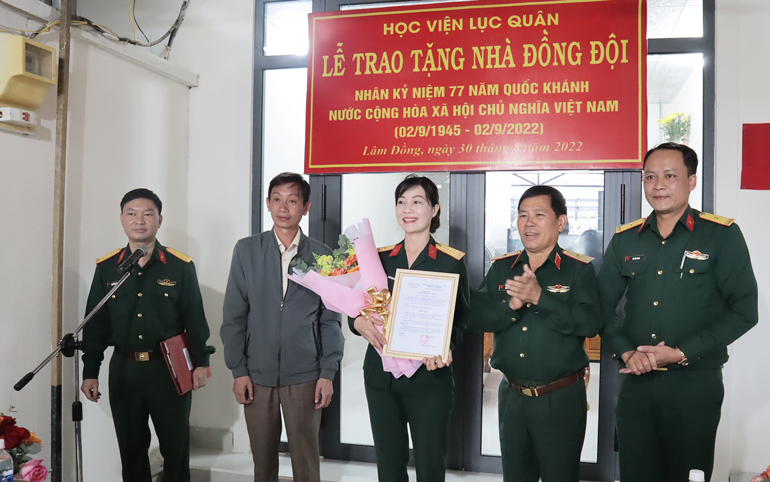 Thiếu tướng Đậu Văn Nậm – Phó Chính ủy Học viện Lục quân và đại diện chính quyền địa phương trao nhà đồng đội cho Thiếu tá chuyên nghiệp Nguyễn Thị Huyền