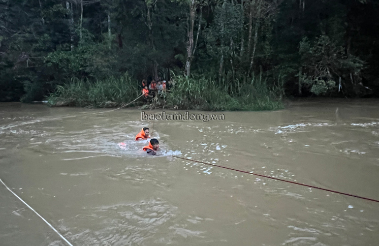 Kịp thời giải cứu 10 thiếu niên bị kẹt giữa rừng do mưa lũ